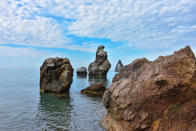 Costa rocosa del paisaje del Mar Negro con rocas en las rocas de la costa que sobresalen del mar