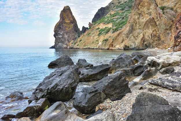Costa rocosa del paisaje del Mar Negro con rocas en las rocas de la costa que sobresalen del mar