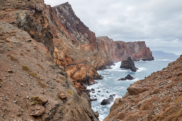 Costa rocosa Ponta de Sao Lourenco en Madeira, Portugal