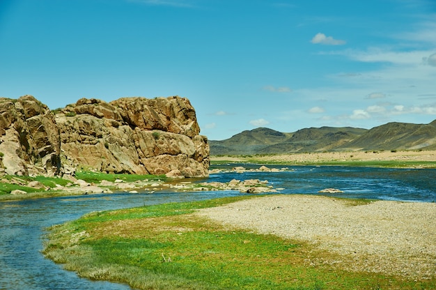 Costa rocosa del río Zavkhan, río en la Mongolia Govi-Altai