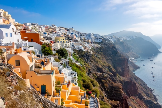 Costa rocosa de Santorini y coloridos edificios