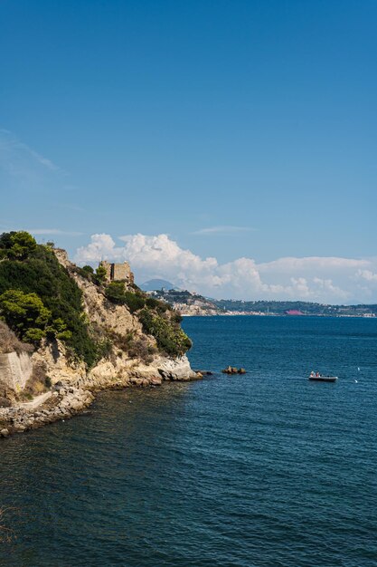 La costa rocosa en el sur de Italia, la ciudad de Baia Calm hermoso mar panorama del Mar Tirreno