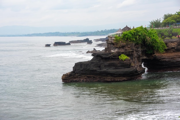 Costa rocosa con un templo en Bali Indonesia