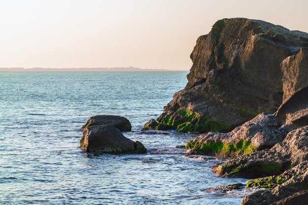 Costa rocosa en temporada de verano