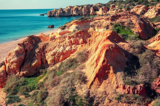 Costa rocosa Vista de la playa de Praia da Marinha en la región del Algarve en el océano Atlántico Portugal Europa