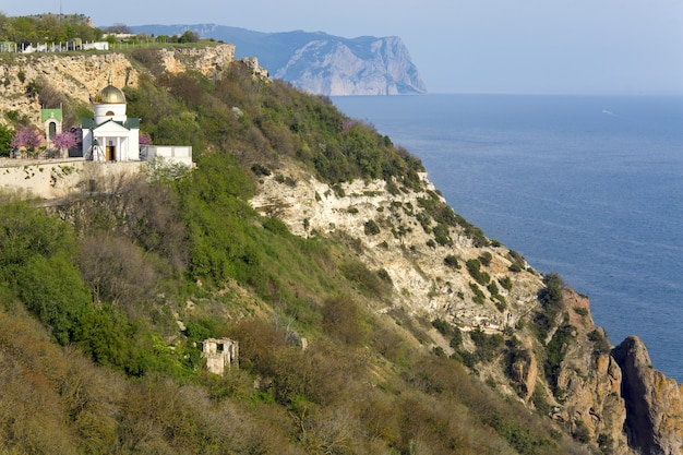 Costa de Sammer y vista del claustro de Saint George desde Phiolent Cape (Krimea, Ucrania)