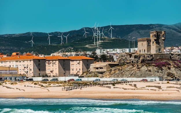 Costa de Tarifa en España Edificios modernos y antiguo castillo de Guzmán El Bueno vista en la playa