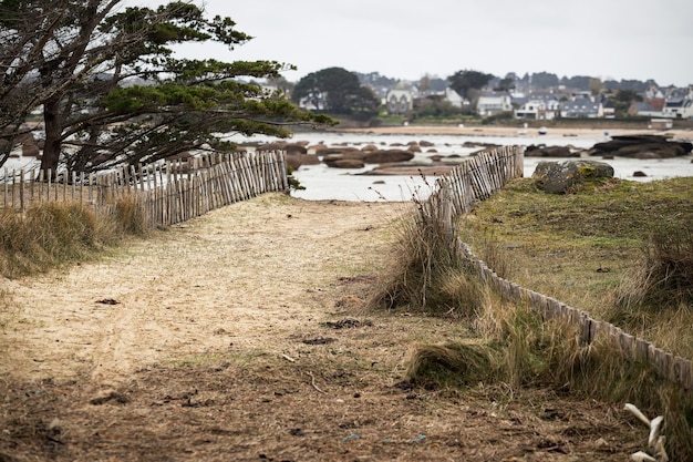 Costa típica da Bretanha em Tregastel, no norte da França