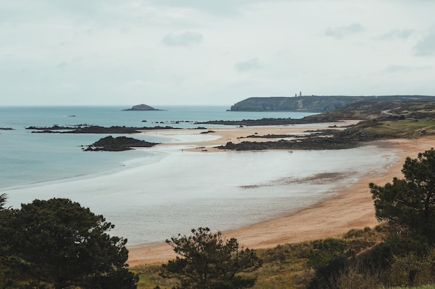 Costa típica da Bretanha no Tregastel, no norte da França. pedras cor de rosa