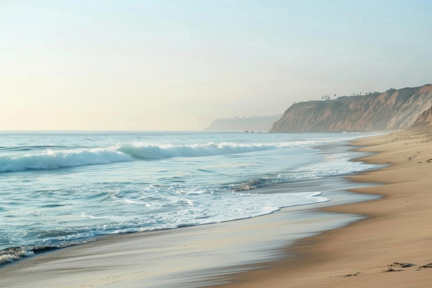 Una costa tranquila bañada en la suave luz del sol con ondas suaves golpeando contra las costas de arena