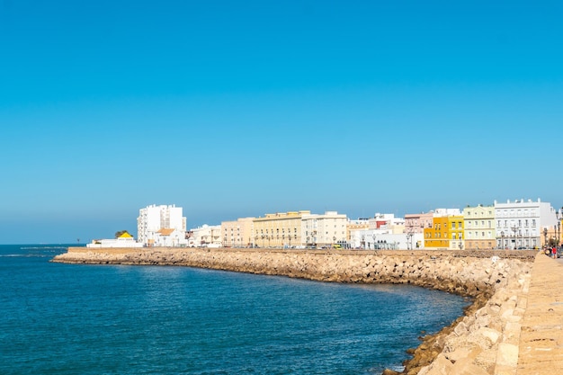 La costa en verano en la ciudad de cádiz andalucía