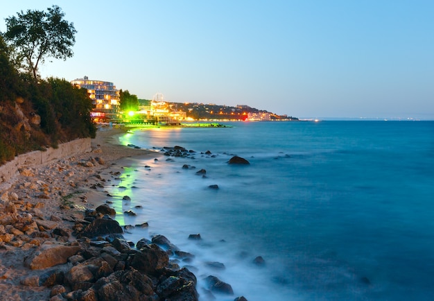 Costa de verano de noche (Bulgaria, cerca de Varna).