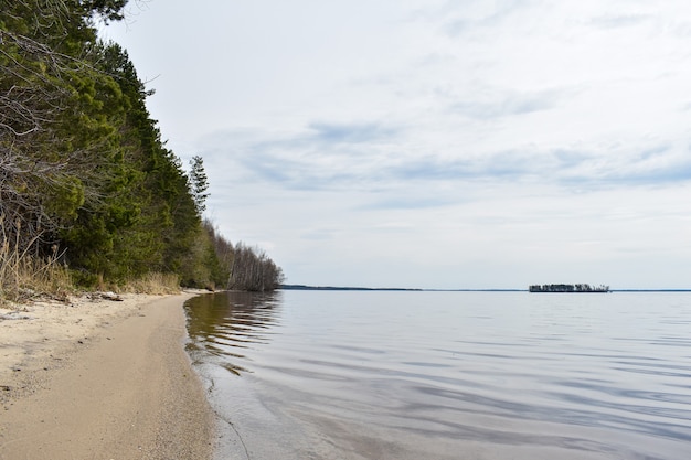 Costa de verano del río Volga