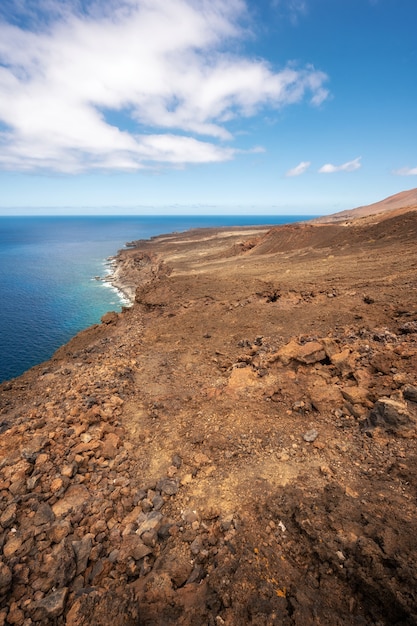 Costa volcánica y paisaje marino.