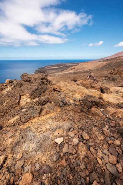 Costa volcánica y paisaje marino.