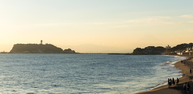 Costa Yuigahama de Shonan al atardecer