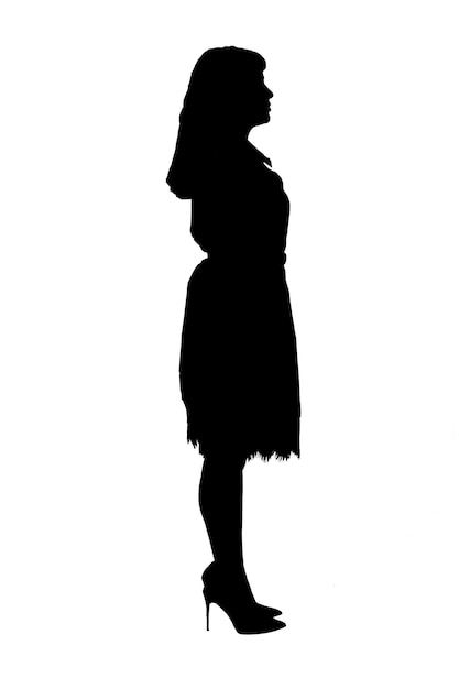 Foto de costado de mujer latina con vestido y tacones altos sobre fondo blanco.
