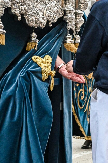 Costaleros de Semana Santa preparándose para la procesión del Jueves Santo