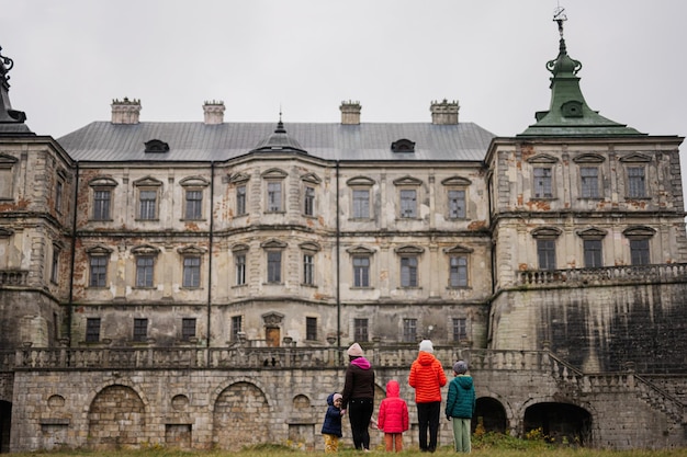 Costas da mãe com quatro filhos visitam o Castelo de Pidhirtsi Lviv região Ucrânia Turista da família