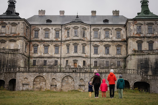 Costas da mãe com quatro filhos visitam o castelo de pidhirtsi lviv região ucrânia turista da família