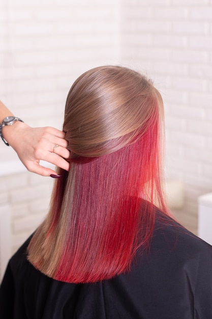 Foto costas femininas com cabelo castanho e mechas vermelhas