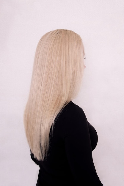 Costas femininas com cabelo loiro comprido e liso