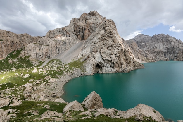 Costas rochosas de lago de montanha de alta altitude