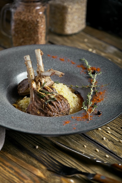 Costela de cordeiro com polenta.