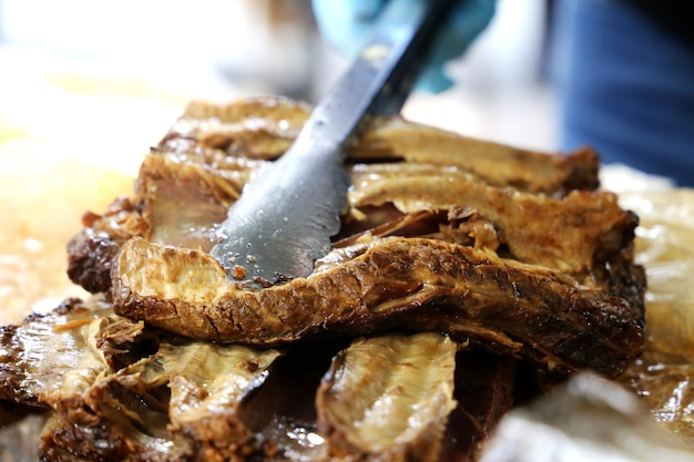 Costela Deliciosa costela assada com ossos grandes Servida em uma tábua de madeira