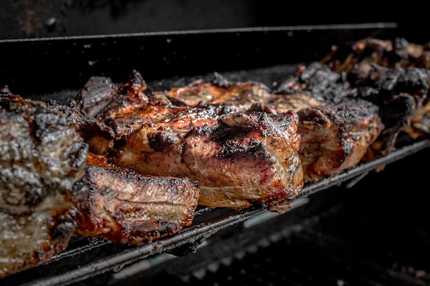 Costelas assadas. Carne grelhada. Cozinhe no fogo. Uma crosta avermelhada. Comidas gordurosas. Carne de porco grelhada.