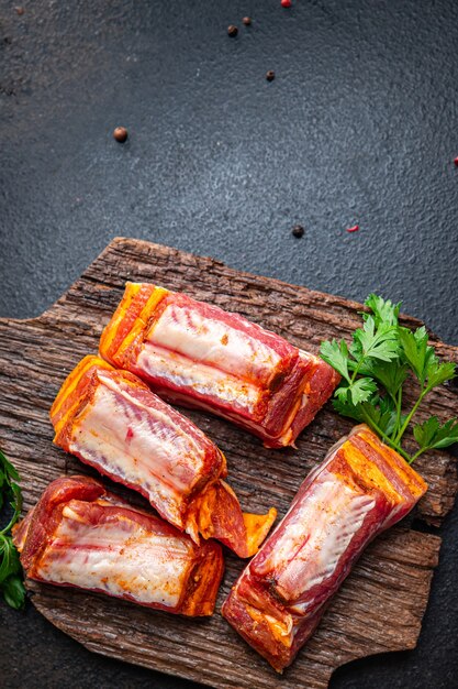 Costelas carne crua de porco especiarias páprica ervas refeição fresca lanche na mesa cópia espaço comida fundo