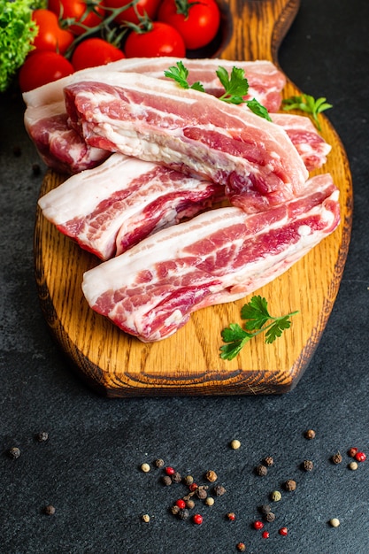 Costelas, carne de porco crua com osso e banha de porco, carne grelhada, churrasco, lanche pronto para comer