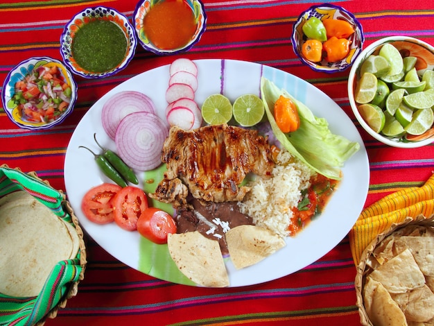 Costelas de carne estilo mexicano legumes molho de pimenta nachos