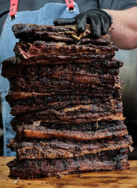 Foto costelas de carne grelhadas em tábuas de madeira