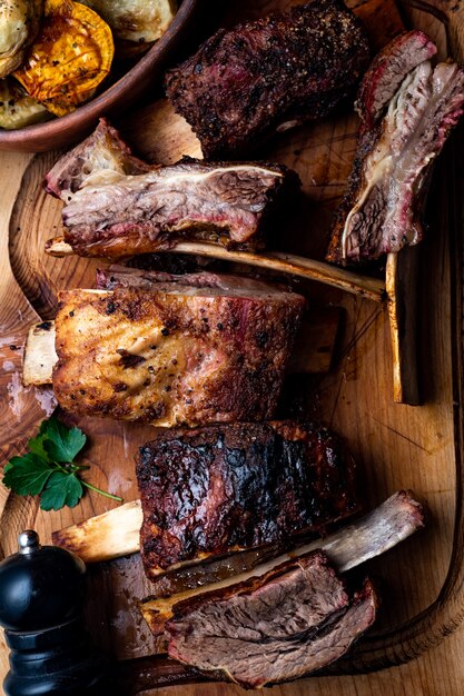 Costelas de carne na placa de madeira