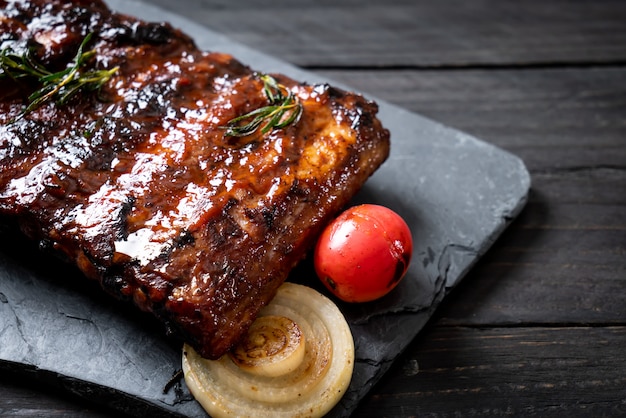 Costelas de churrasco grelhadas de porco