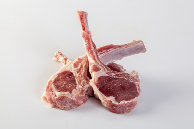 Costelas de cordeiro cru fresco na tábua