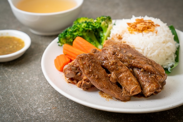 Costelas de porco assadas com molho e arroz