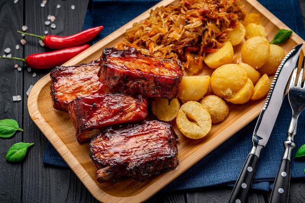 Costelas de porco assadas como prato principal no restaurante