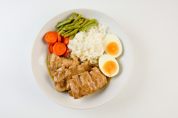 Costelas de porco assado com arroz, ovo cozido e vegetais