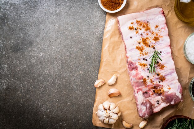 Costelas de porco cru frescas prontas para assar