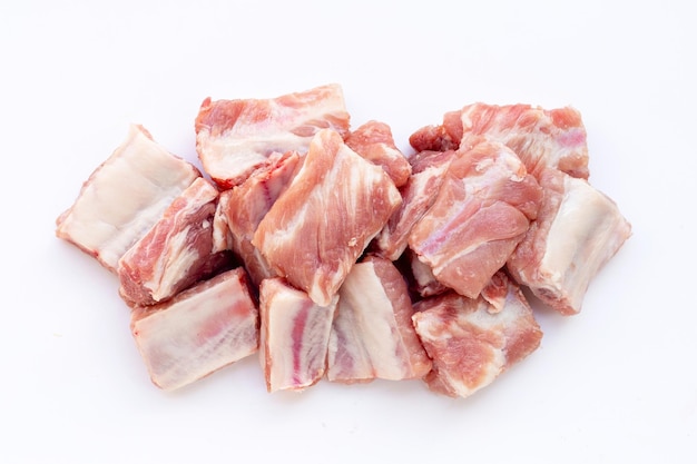 Costelas de porco cruas isoladas em fundo branco