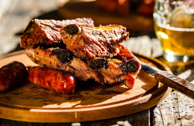 Foto costelas de porco e salsichas de churrasco