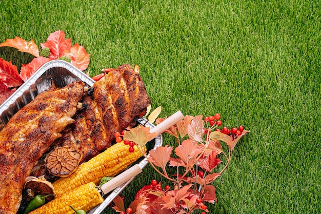 Costelas de porco grelhadas para churrasco de outono milho e pimentos grelhados alho assado conceito de festa de grelha de outono Dia de Ação de Graças colheita de outono