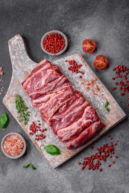 Costelas frescas de carne crua com especiarias e ervas salgadas