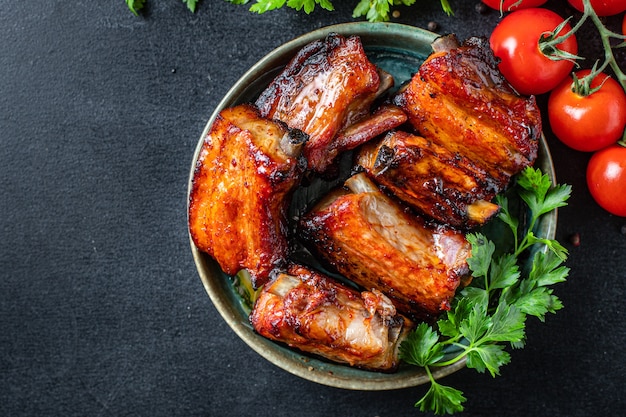 Costelas grelhadas churrasco tempero molho de tomate pedaço de carne lanche de segundo prato