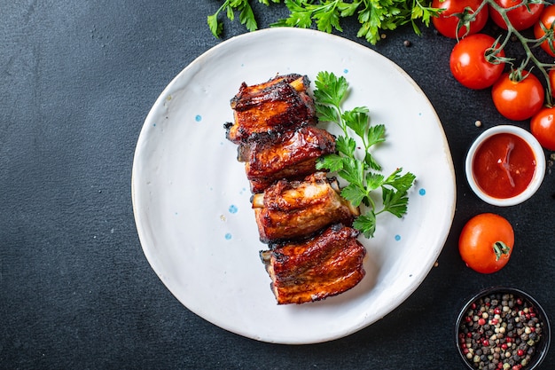 Costelas grelhadas churrasco tempero molho de tomate pedaço de carne lanche de segundo prato