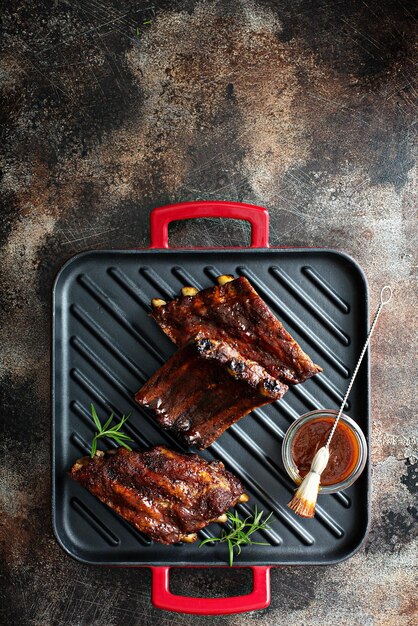 Foto costelas grelhadas com molho de churrasco