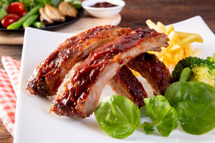 Costelas grelhadas para churrasco com legumes