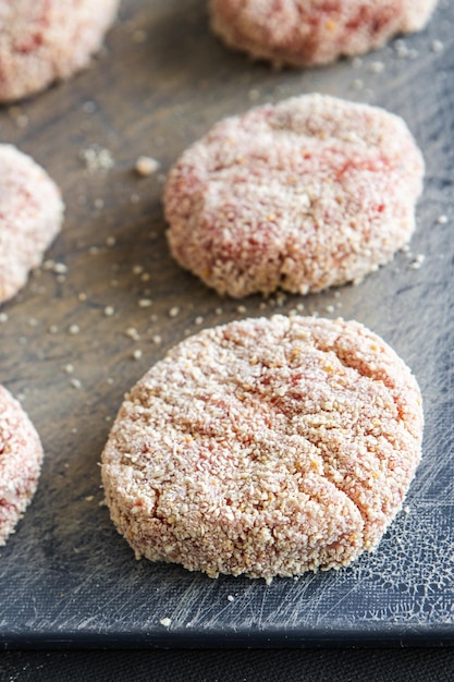 Costeleta crua carne migalhas de pão carne de porco carne de cordeiro frango costeletas frescas saudável refeição comida lanche dieta